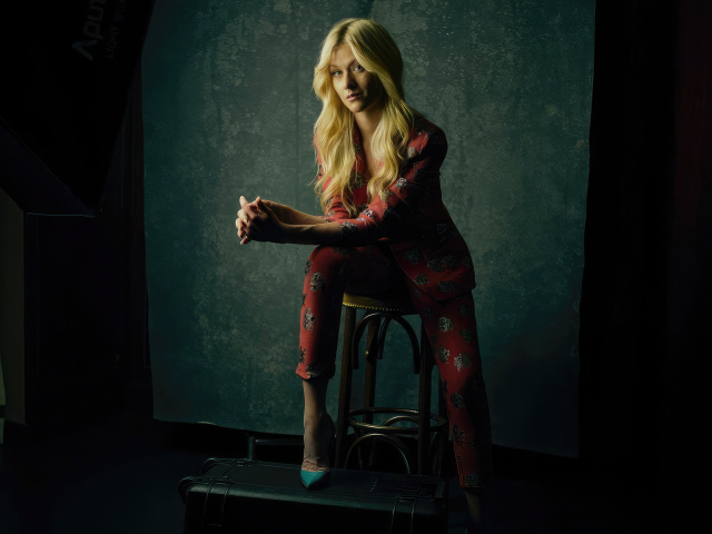 Американская актриса Кэтрин Макнамара в костюме