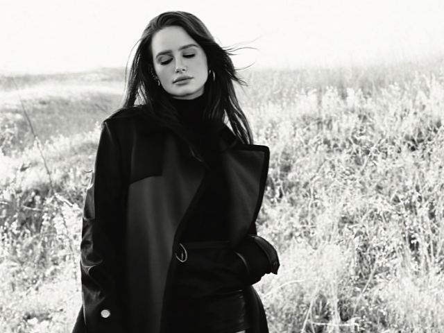 Американская актриса Мэделин Петш в черном пальто