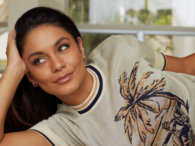 Красивая актриса Ванесса Хадженс лежит на кровати