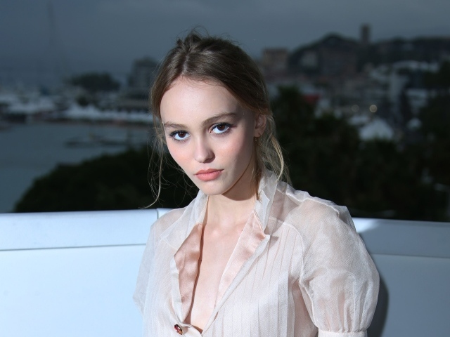 Красивая кареглазая девушка Лили-Роуз Мелоди Депп