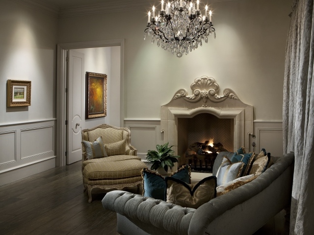 Красивый камин с креслами в гостиной