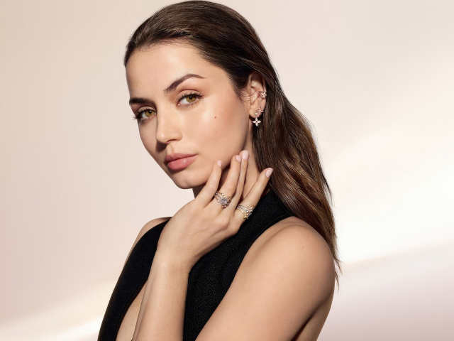 Красивая девушка актриса Ана де Армас с украшениями на руках