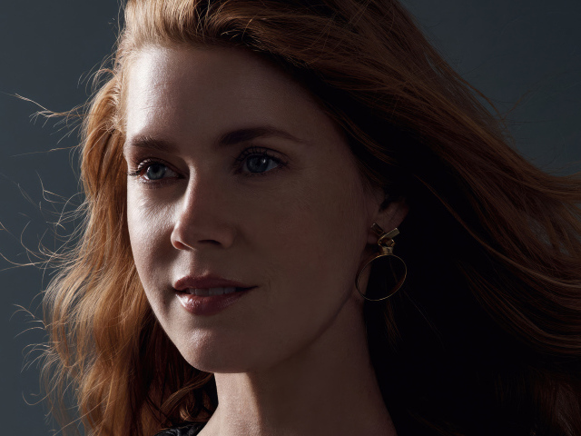 Красивая рыжеволосая американская актриса Эми Адамс