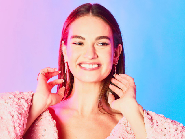 Красивая улыбающаяся девушка актриса Лили Джеймс