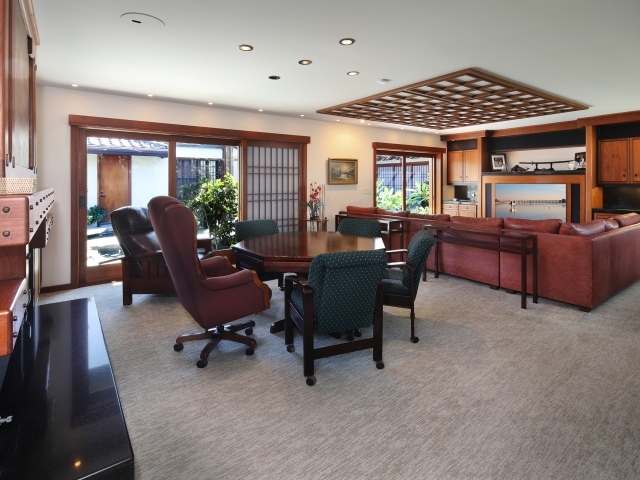 Красивая деревянная мебель в гостиной