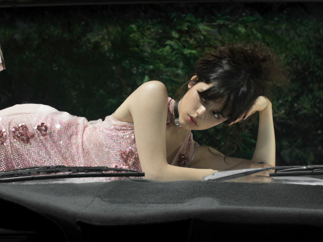 Красивая молодая актриса Дженна Ортега лежит на автомобиле