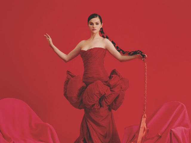 Красивая молодая девушка Селена Гомес в красном платье