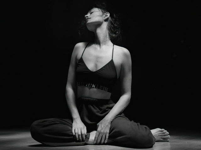 Черно -белое фото актрисы Эми Гарднер