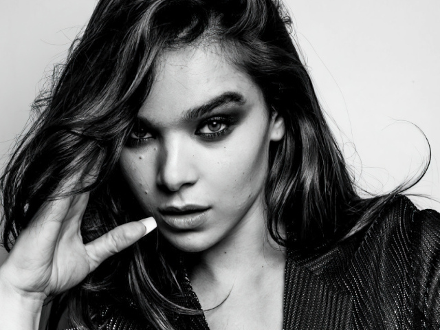 Черно-белое фото актрисы Хейли Стейнфилд на сером фоне