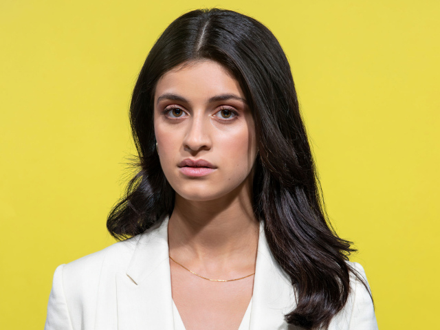 Британская актриса Аня Чалотра на желтом фоне