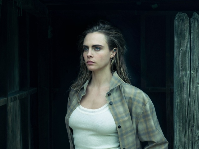 Британская актриса Кара Делевинь в рубашке