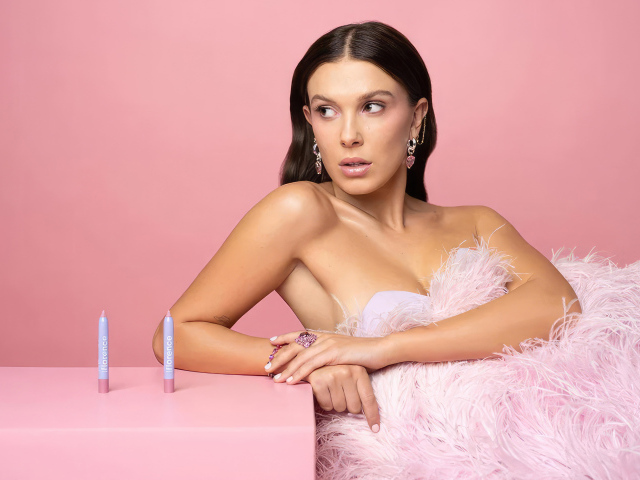 Британская актриса Милли Бобби Браун на розовом фоне