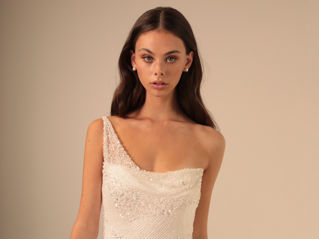 Нежная Мэйка Вулард в белом платье