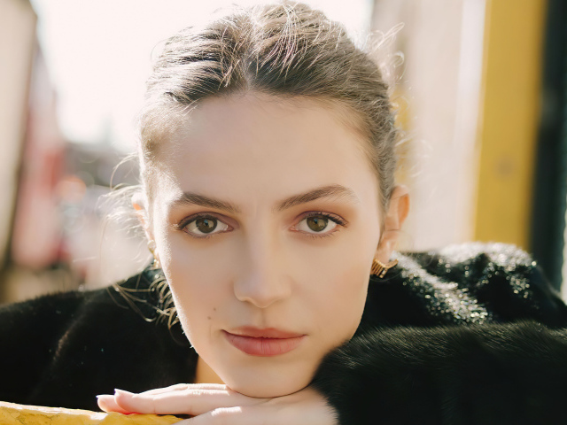 Английская актриса и певица Элла Хант