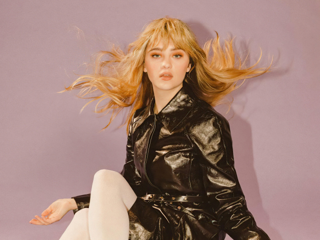 Девушка в черной куртке актриса Лиззи Грин