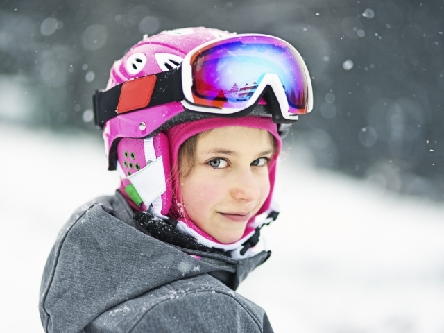 Девочка сноубордистка в шлеме