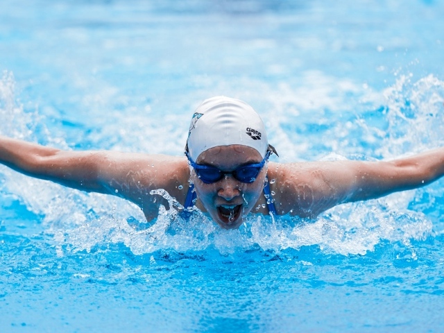 Девушка пловец в бассейне