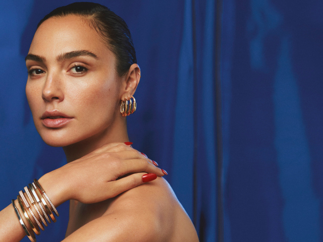 Израильская актриса Галь Гадот на синем фоне