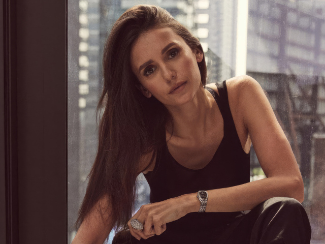 Длинноволосая канадская актриса Нина Добрев