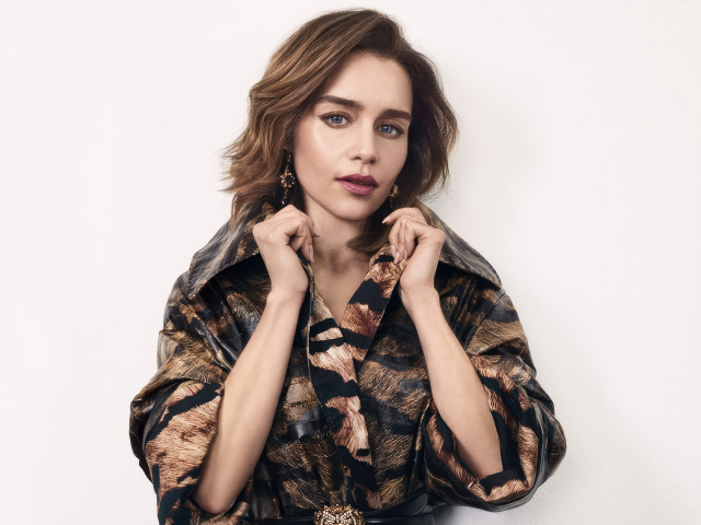 Популярная британская актриса Эмилия Кларк на сером фоне