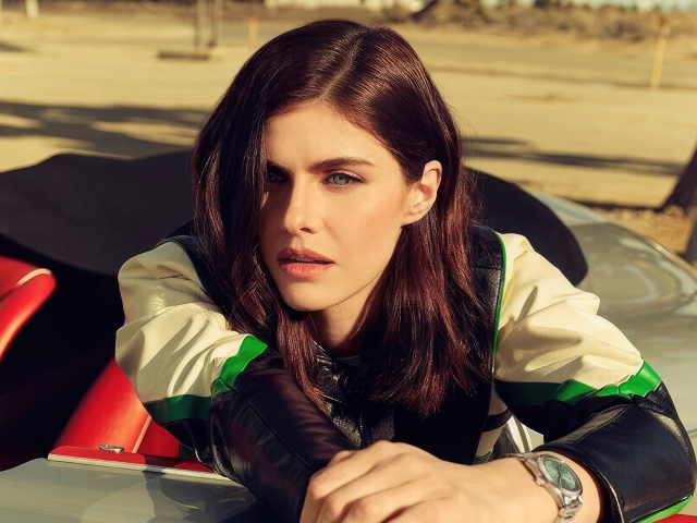 Популярная актриса Александра Даддарио сидит в автомобиле