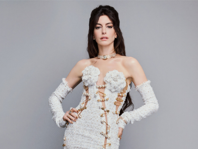 Популярная актриса Энн Хэтэуэй в платье на сером фоне