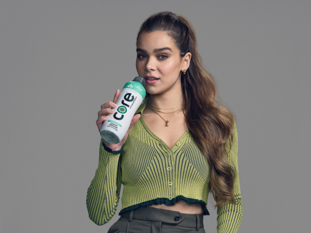 Популярная актриса Хейли Стайнфелд на фоне серой стены