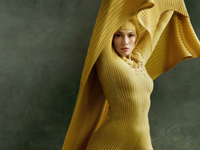 Настоящая женщина Дженнифер Лопес в желтом наряде