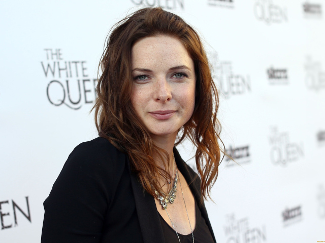 Рыжеволосая актриса Ребекка Фергюсон в черном костюме