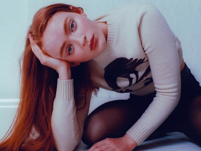 Рыжеволосая девушка актриса Сэди Синк