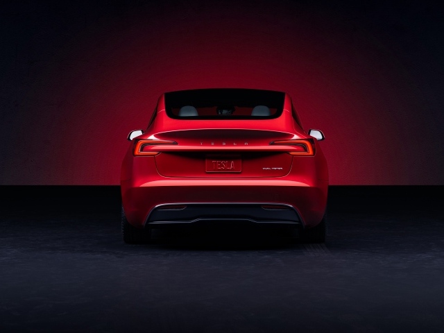 Красный автомобиль Tesla Model 3 2023 года вид сзади