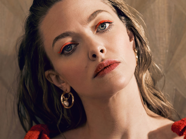 Грустная актриса Аманда Сайфред стоит у стены