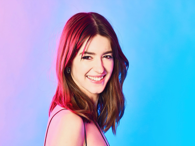 Улыбающаяся девушка Дейзи Эдгар-Джонс на голубом фоне