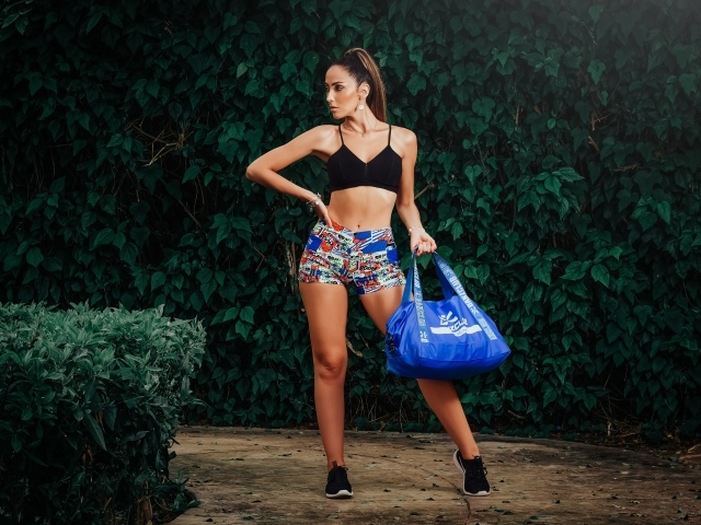 Спортивная девушка с сумкой 