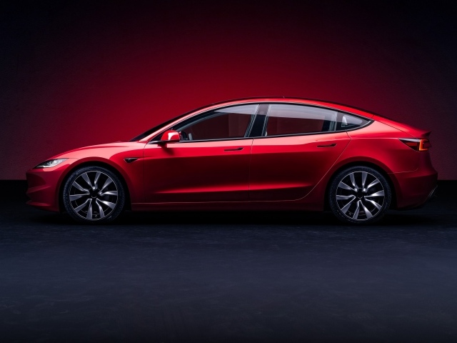 Автомобиль Tesla Model 3 2023 года вид сбоку