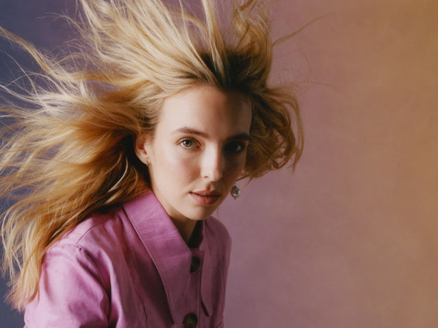 Белые волосы актрисы Джоди Комер