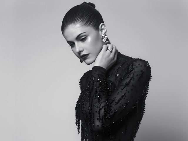 Молодая актриса Александра Даддарио в черном платье на сером фоне