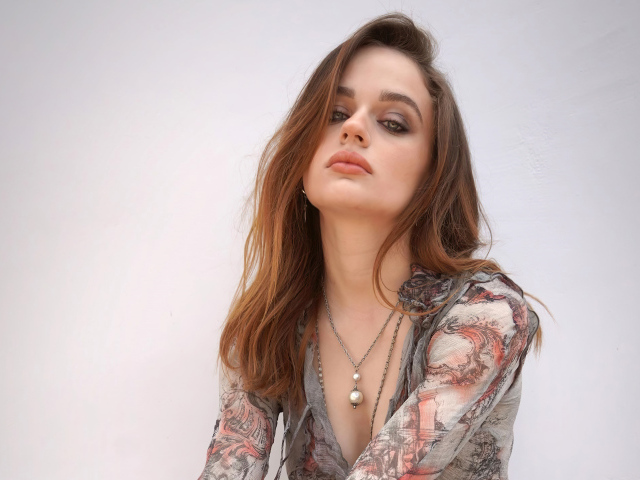 Молодая актриса Джоуи Кинг на сером фоне