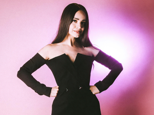 Молодая актриса София Карсон на розовом фоне