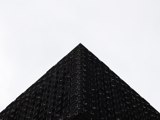 Черная 3д пирамида на белом фоне