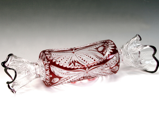 Декоративная хрустальная конфета на сером фоне