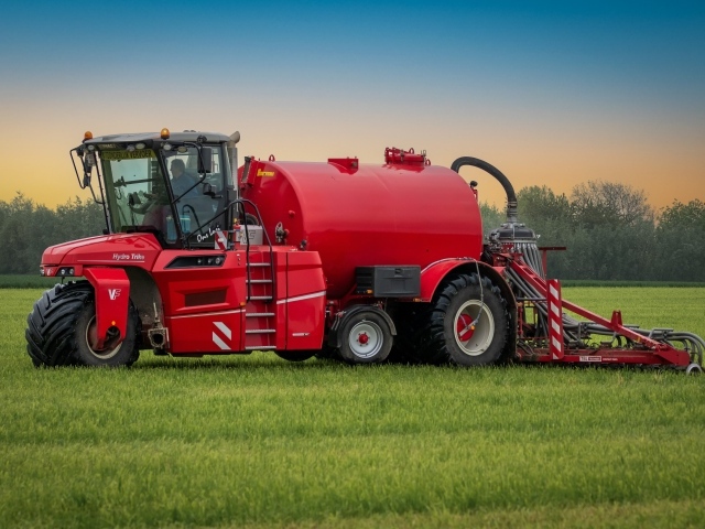 Большой красный комбайн на поле