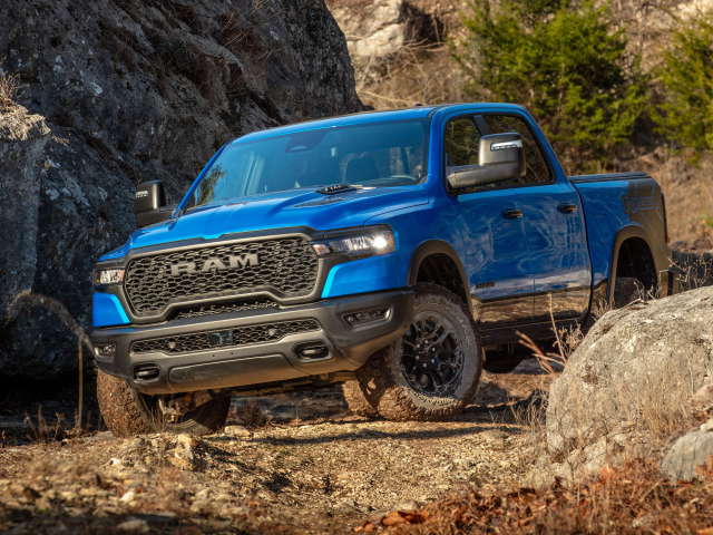 Синий пикап Ram 1500 Rebel Crew Cab 2025 года