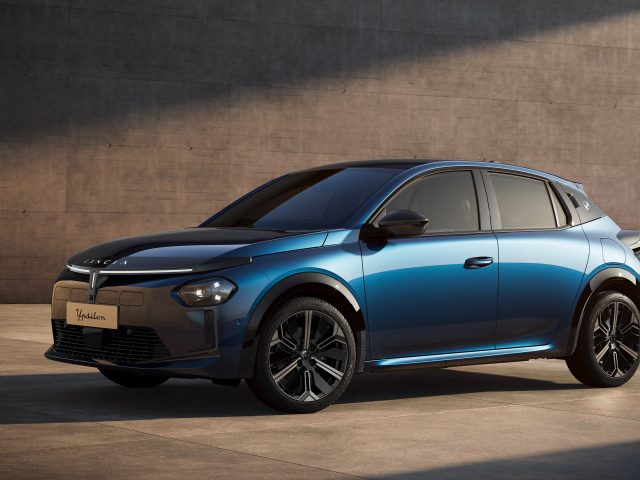 Синий автомобиль Lancia Ypsilon Edizione Limitata Cassina 2024 года