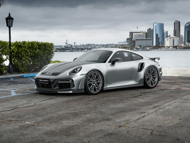 Быстрый серебристый автомобиль TechArt GTsport 2024 года