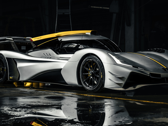 Гоночный Hypercar 777 на трассе