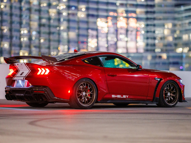 Вид сзади на красный автомобиль  Shelby Super Snake 2024 года