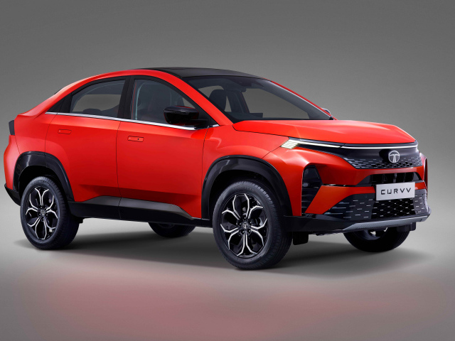 Красный автомобиль Tata Curvv Concept 2024 года