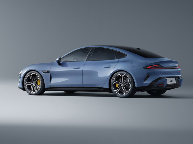 Вид сбоку на автомобиль Xiaomi SU7 Max 2024  года 