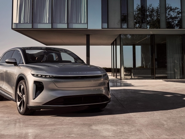 Серебристый внедорожник Lucid Gravity 2025 года